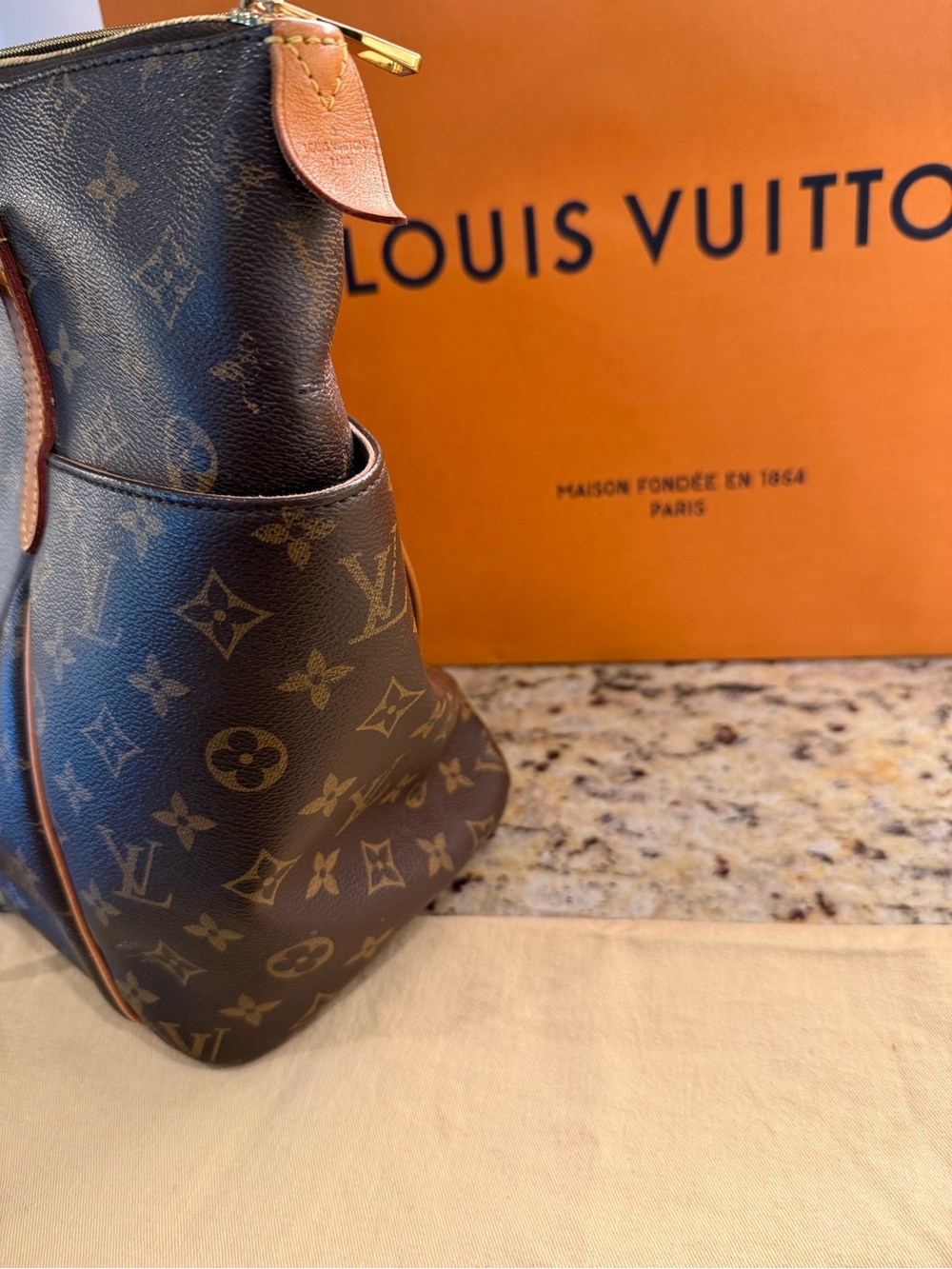 Louis Vuitton Totally MM Monogram Canvas Tote - Picture 5 of 7